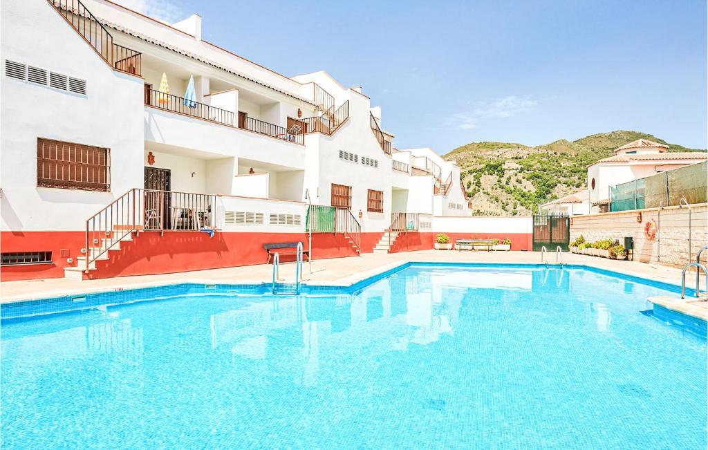 Nice Apartment In Granada With 2 Bedrooms, Wifi And Outdoor Swimming Pool