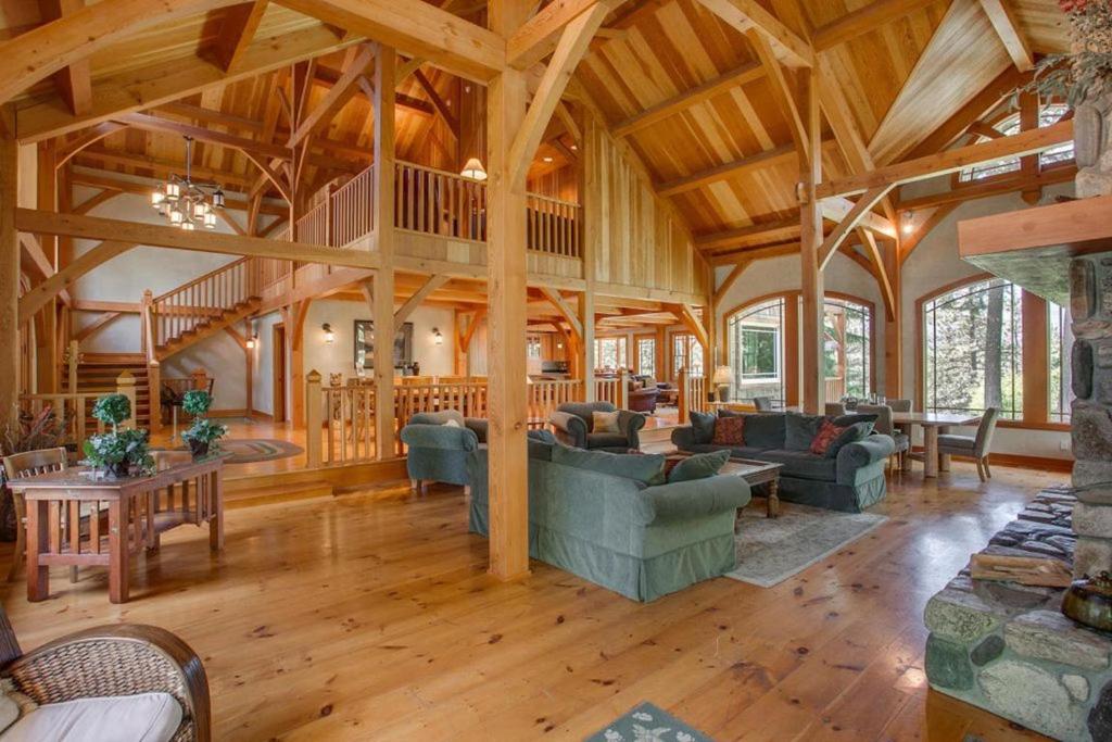 Snowgrass Lodge - River, Mountain Views & Hot tub photo 3