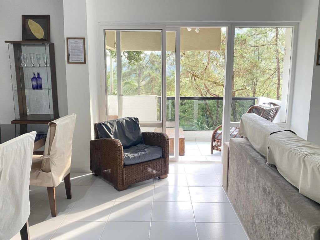 Apartamento até 10 pessoas na enseada Guarujá em condomínio clube praia piscinas salão jogos quadra futebol campo parquinho brinquedos Wi-fi Home office photo 4