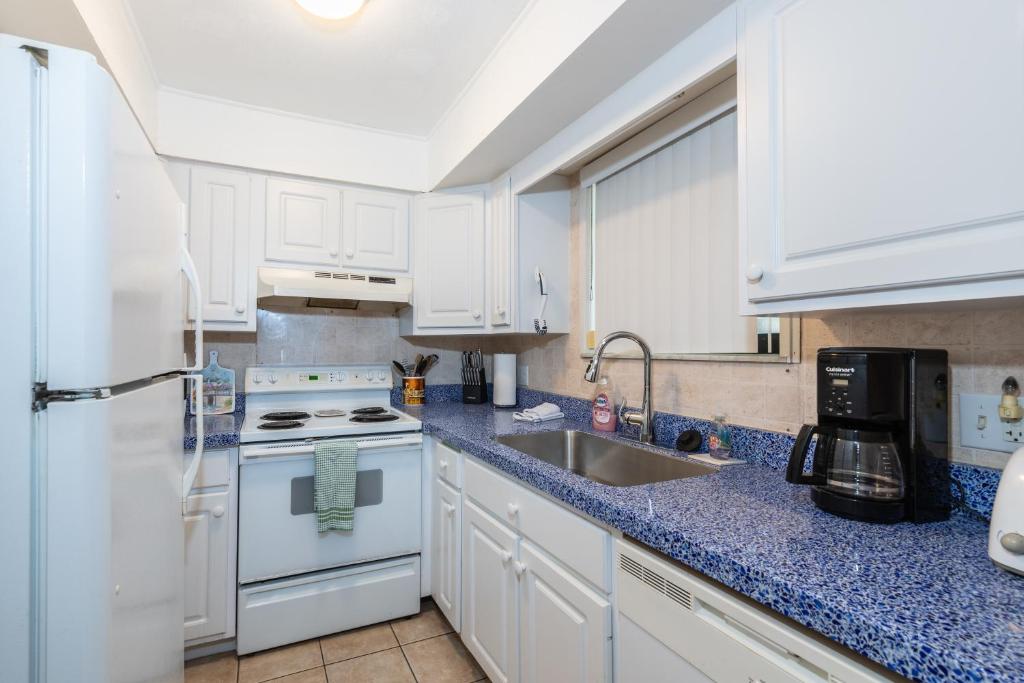 Lovely 2 Bedroom Beachfront Condo photo 3