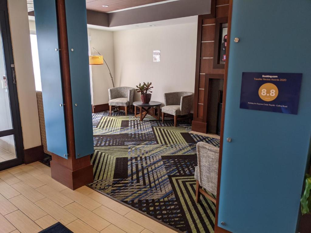Holiday Inn Express Cedar Rapids - Collins Road, an IHG Hotel photo 2