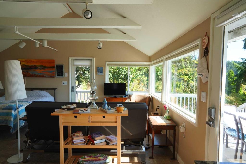 Idyllic Waterfront Cottage with Beach and Sunset Views! photo 1