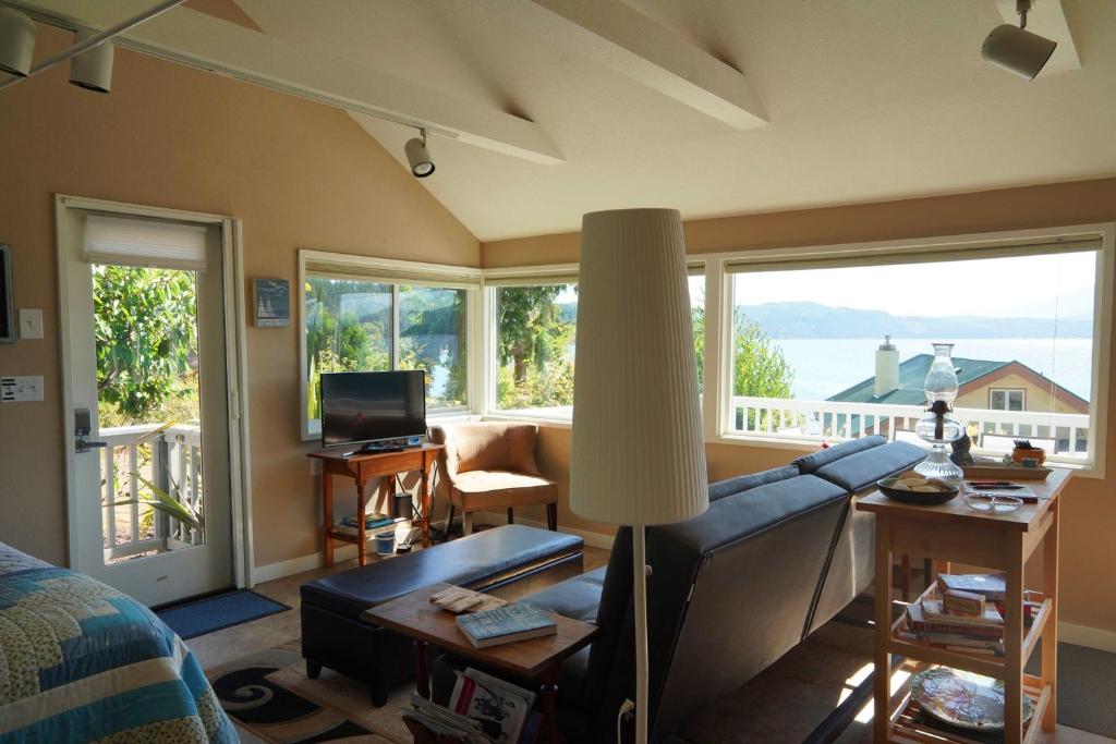 Idyllic Waterfront Cottage with Beach and Sunset Views! photo 2