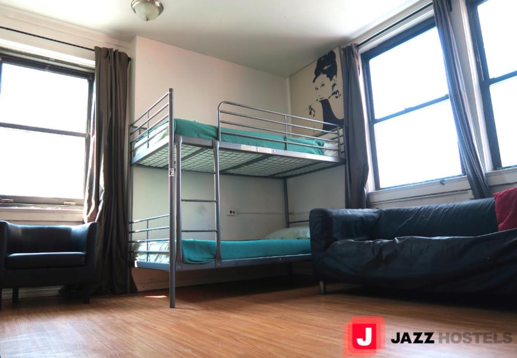 Номер (Односпальная кровать в общем номере с 6 кроватями), Jazz on the Park Youth Hostel