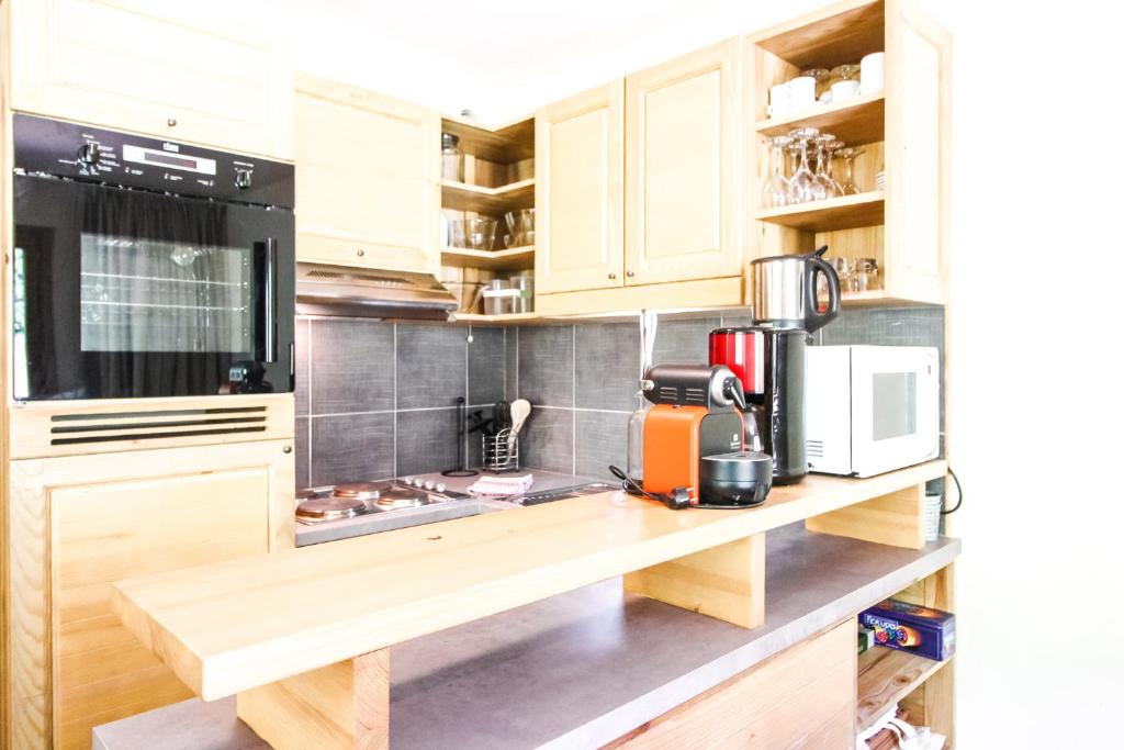 Spacious Family 2-bed, 2-bath with parking, private piste photo 2