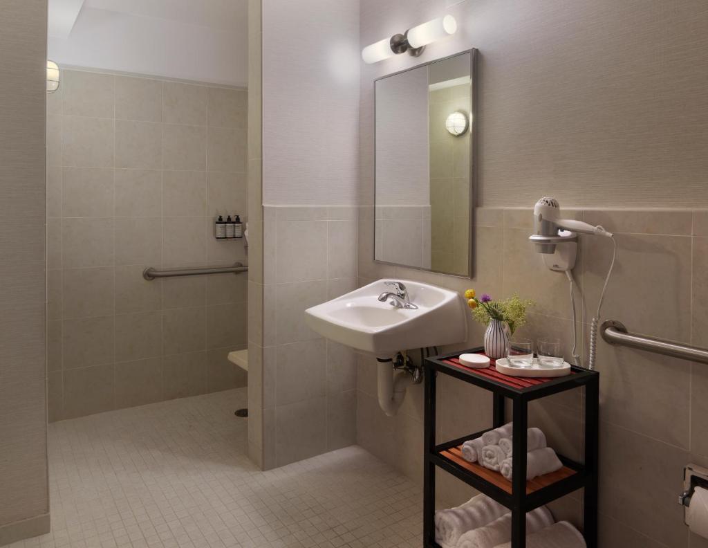 Двухместный (Double Room with Roll-in Shower - Mobility and Hearing Impaired Access/Non-Smoking), BEI San Francisco