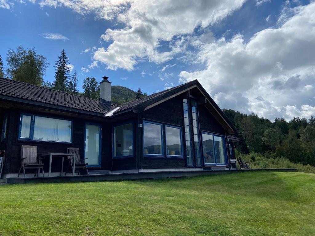 Dyrhaug - hytte med utsikt over Krøderen