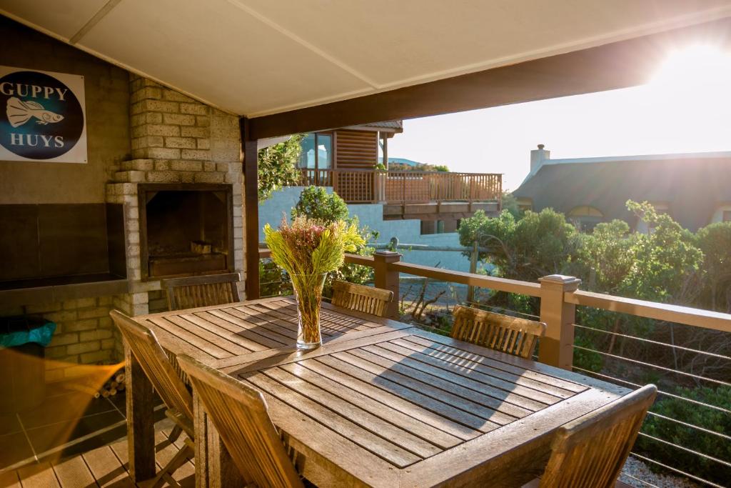 Oceanfront bungalow 3 br/2 ba, Wifi Fireplace: Guppy Huys photo 2