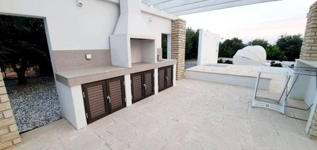 Luxury 6 bedroom villa with privet pool in Paphos photo 4