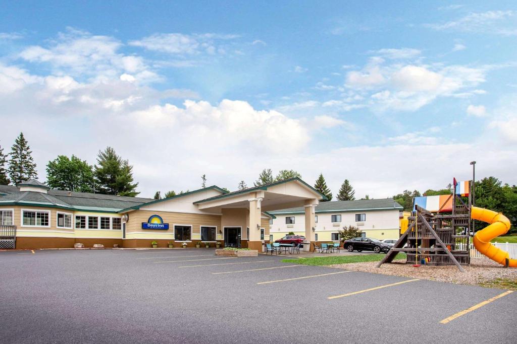 Days Inn by Wyndham Marquette photo 3