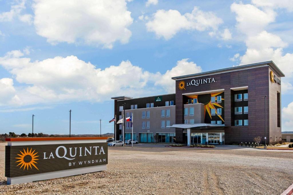 La Quinta Inn & Suites by Wyndham Sweetwater East image