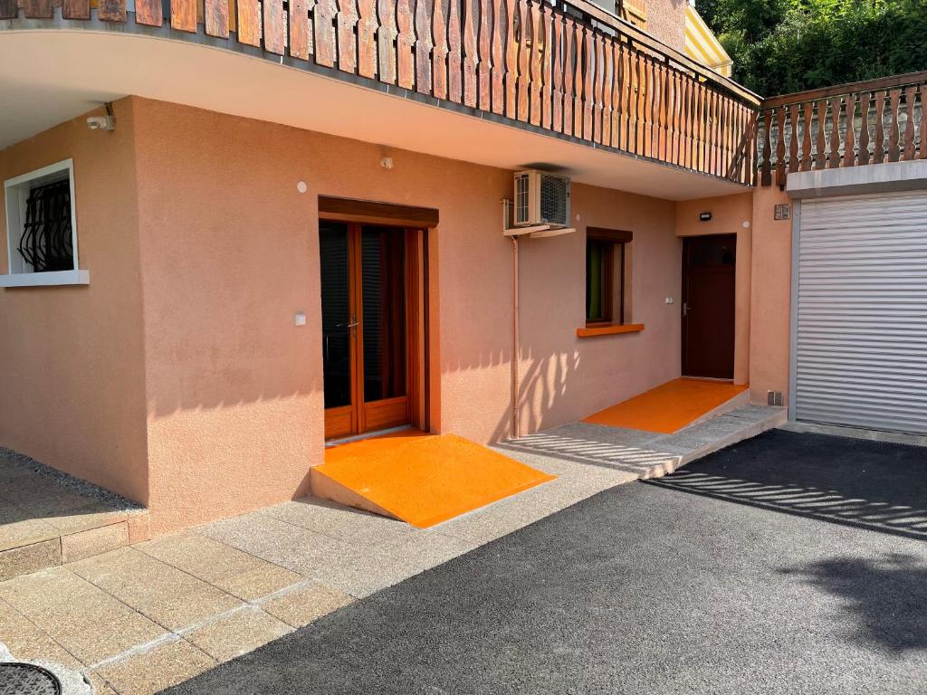 appartement avec Jacuzzi hammam sauna privatisé au rez de chaussée ds maison à Voglans à 2 kilomètres du lac du bourget en Savoie entre Chambéry et Aix les Bains cure thermale photo 3
