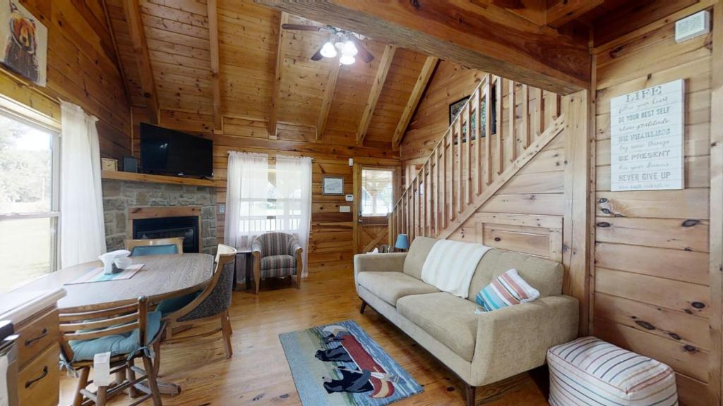 Yellow Cabin on the River cabin photo 4