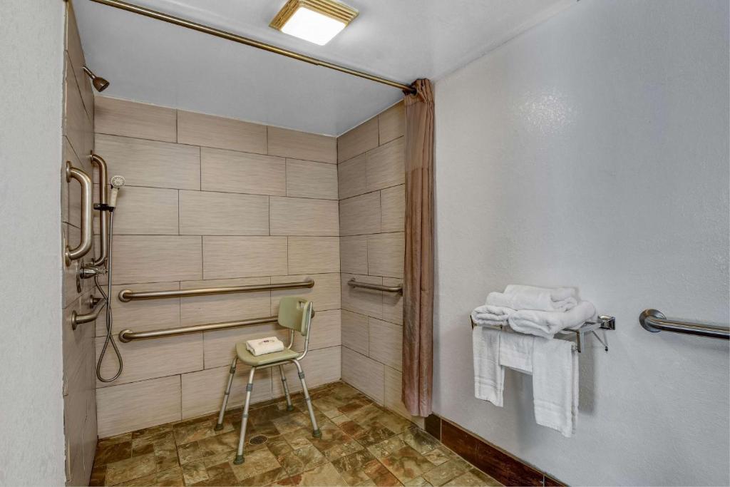 Четырехместный (Quadruple Room - Disability Access - Roll in Shower), Motel 6-Atlanta, GA