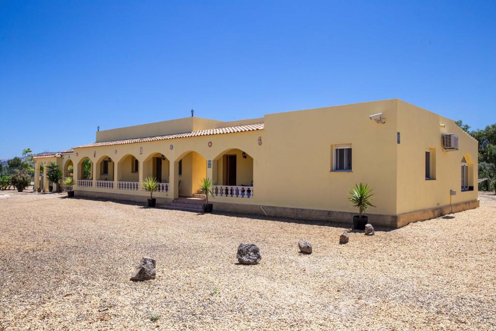 Casa Ana - delightful semi-detached villa with large swimming pool, tennis court and huge gardens plus Free wifi photo 4