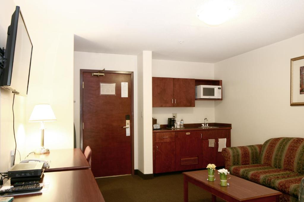 Foxwood Inn & Suites Drayton Valley photo 1