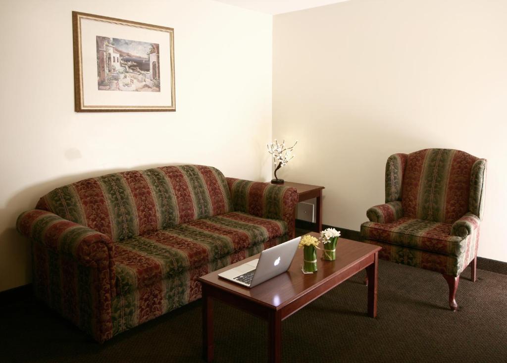 Foxwood Inn & Suites Drayton Valley photo 2