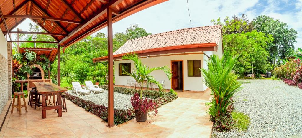 Casa Blossom - Beach Paradise Retreat