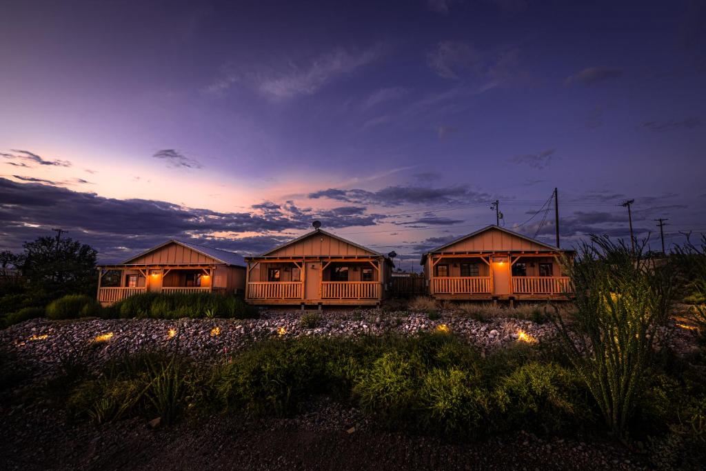 -Pet Friendly- Miners Cabin #5 -Two Double Beds - Private Balcony image