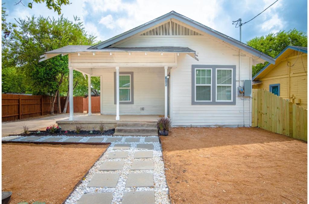 3BR 2BA Remodeled House Near Downtown image