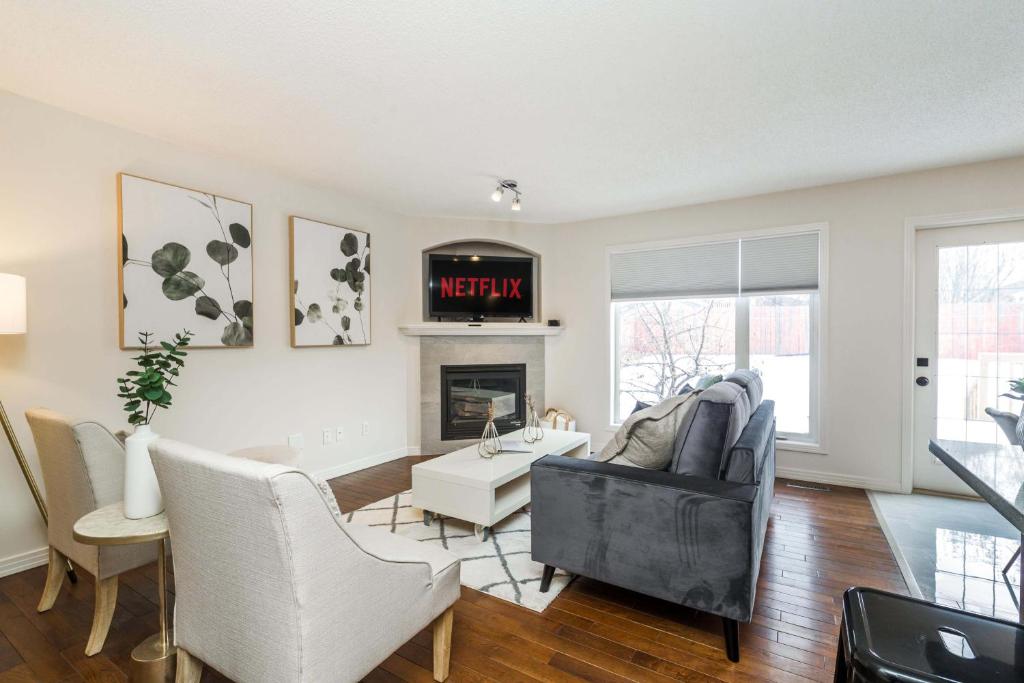 Chic 4 BDRM Home I King Bed I Double Garage Parking & Fast WiFi! photo 1