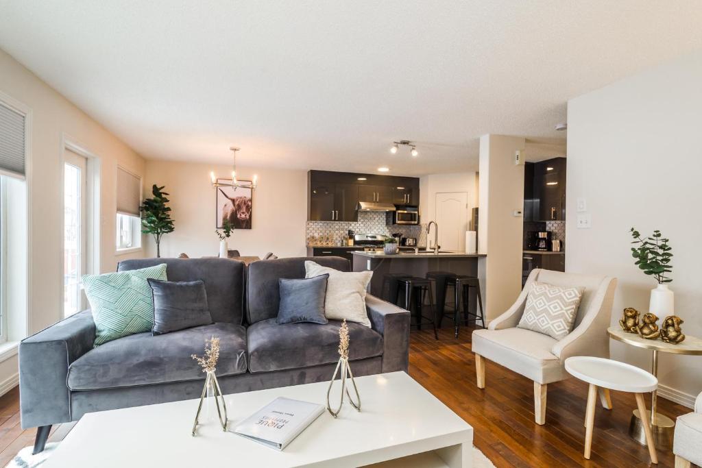 Chic 4 BDRM Home I King Bed I Double Garage Parking & Fast WiFi! photo 4