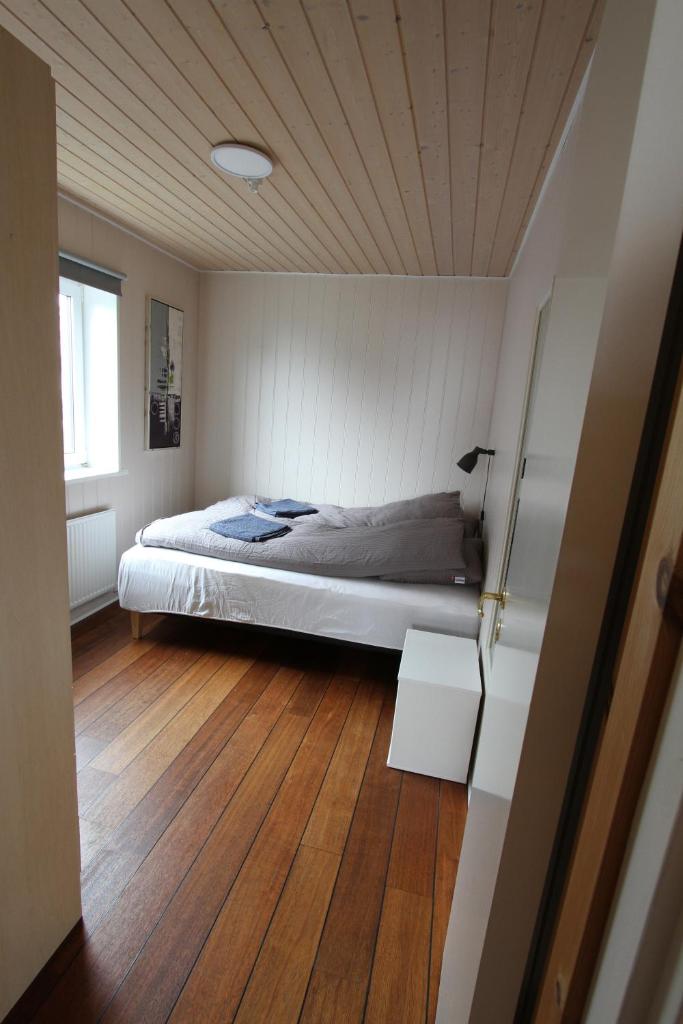 Modern apartment near beach, marina & city centre photo 4
