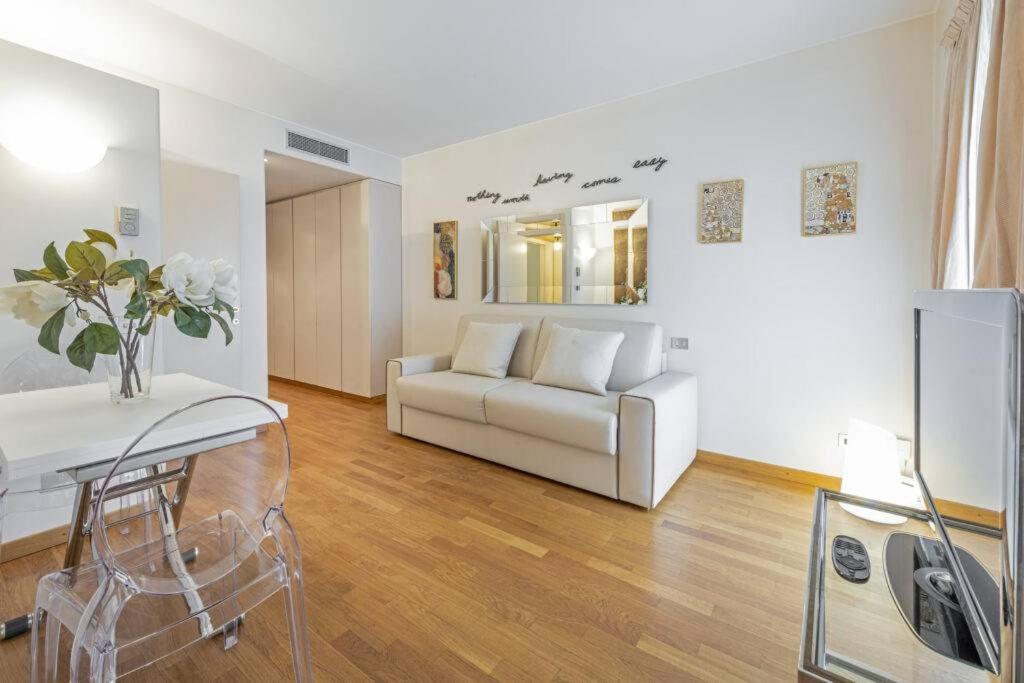 Milan Royal Suites - Centro Duomo Room Type - One-Bedroom Apartment - Via Romagnosi 4