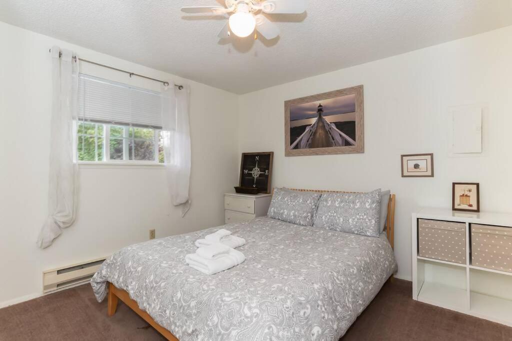Contemporary, marine 2bd/1ba Apartment C in Kent image