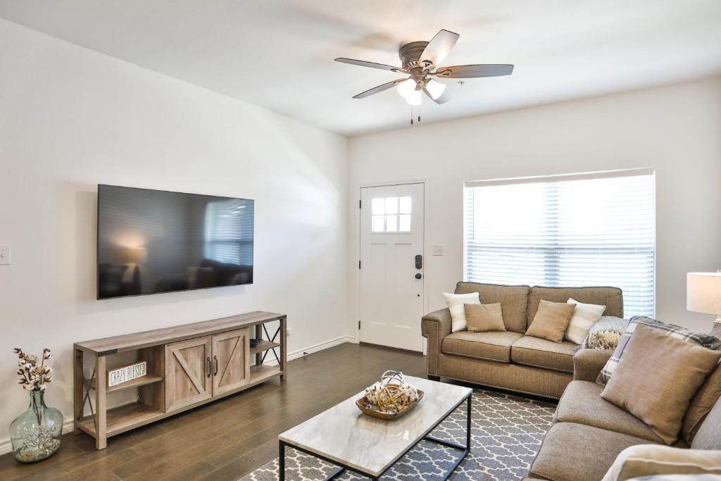 Hill Country Haven a Modern Rustic - 2 Bedroom 2 Bathroom Townhouse off Main Street photo 2
