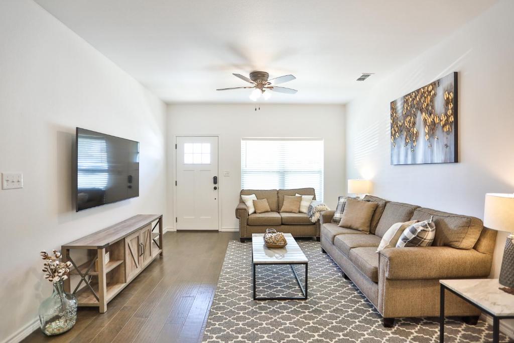Hill Country Haven a Modern Rustic - 2 Bedroom 2 Bathroom Townhouse off Main Street photo 1