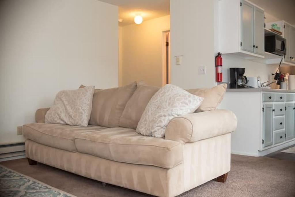 Contemporary, marine 2bd/1ba Apartment C in Kent photo 1