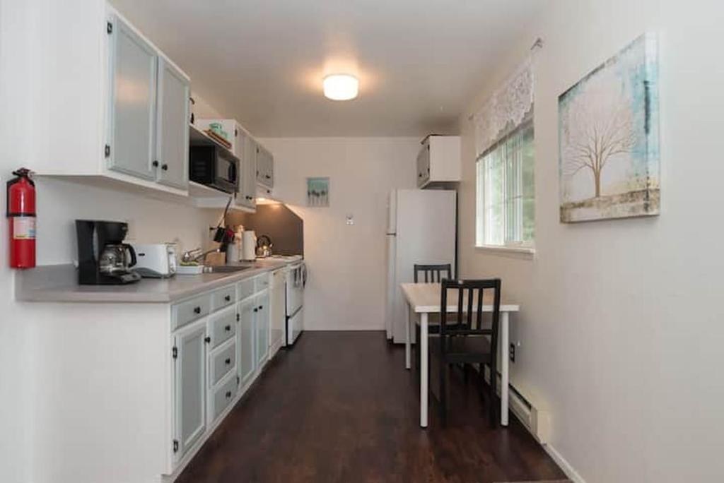 Contemporary, marine 2bd/1ba Apartment C in Kent photo 2