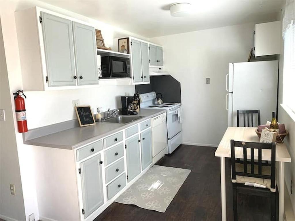 Contemporary, marine 2bd/1ba Apartment C in Kent photo 3