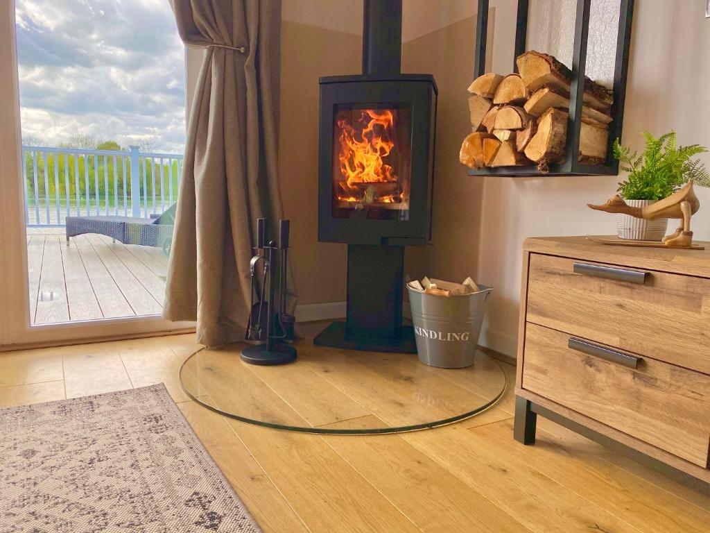 Cotswolds Lakeside Lodge - Nesbitt's Nest - Tap to explore photos