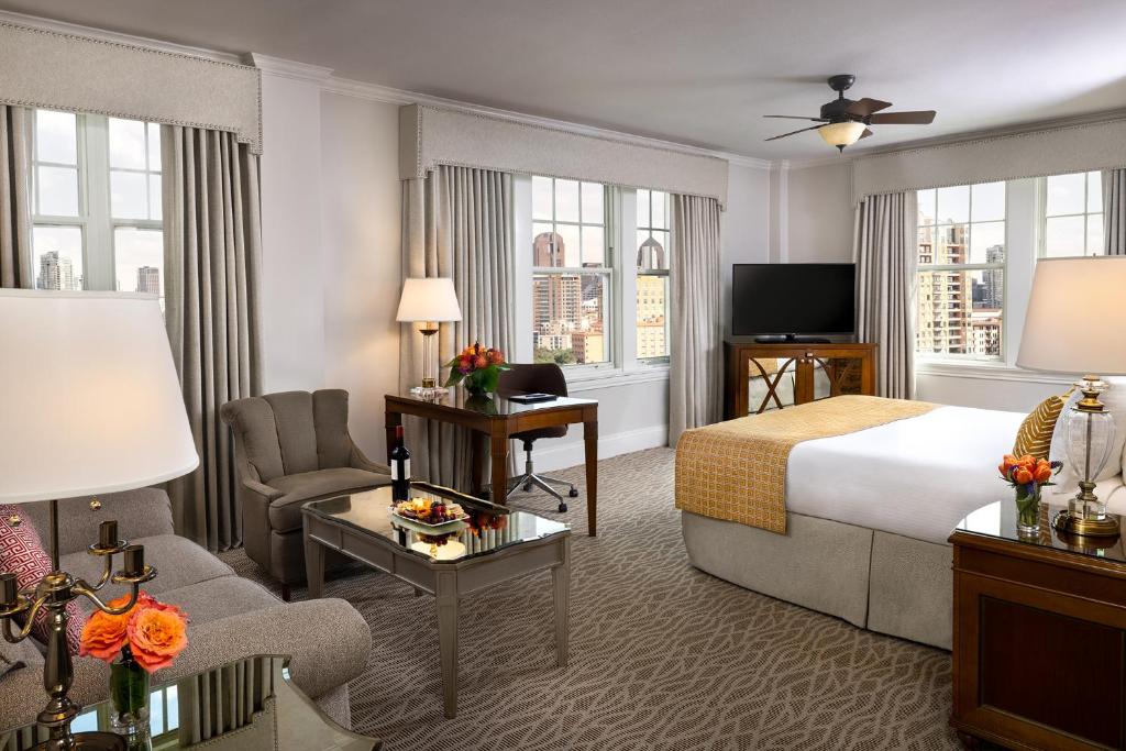 Двухместный (Угловой номер с кроватью размера «king-size»), Warwick Melrose Hotel