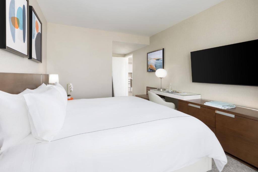 The Altair Bay Harbor Hotel Room Type - One Bedroom King Suite with Balcony Water Views
