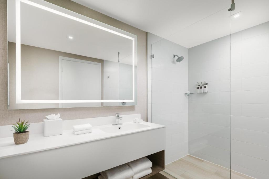 The Altair Bay Harbor Hotel Room Type - Deluxe King Room with Balcony Water Views