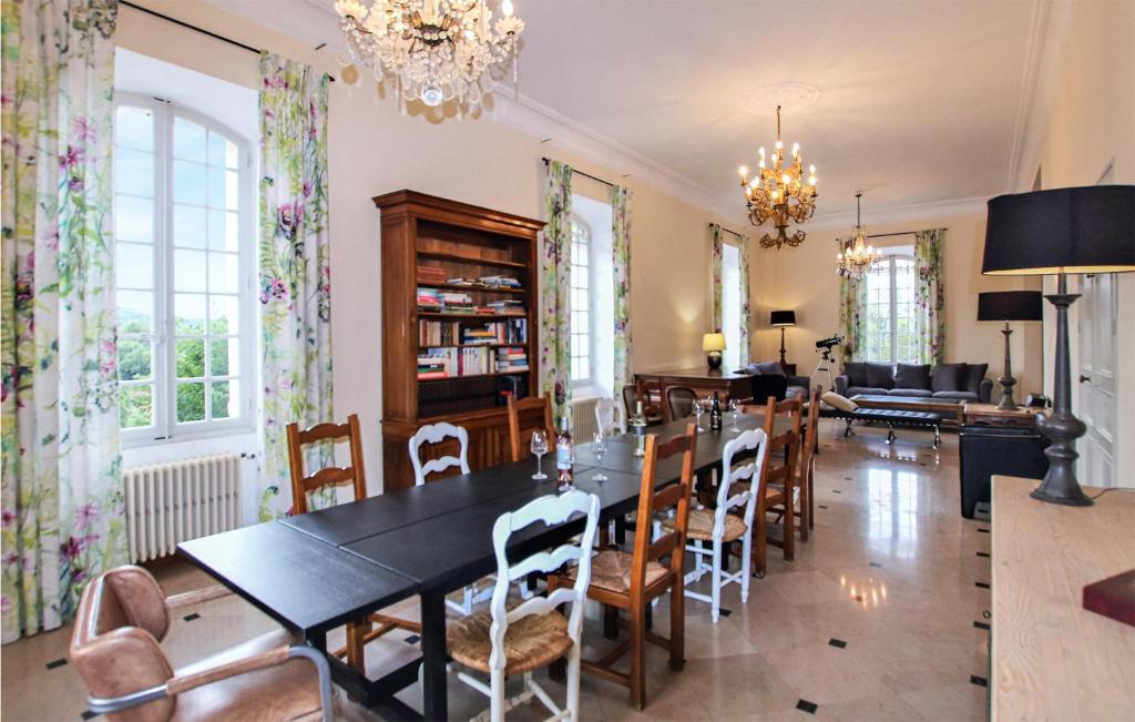 Nice Home In Apt With 7 Bedrooms, Wifi And Private Swimming Pool photo 3