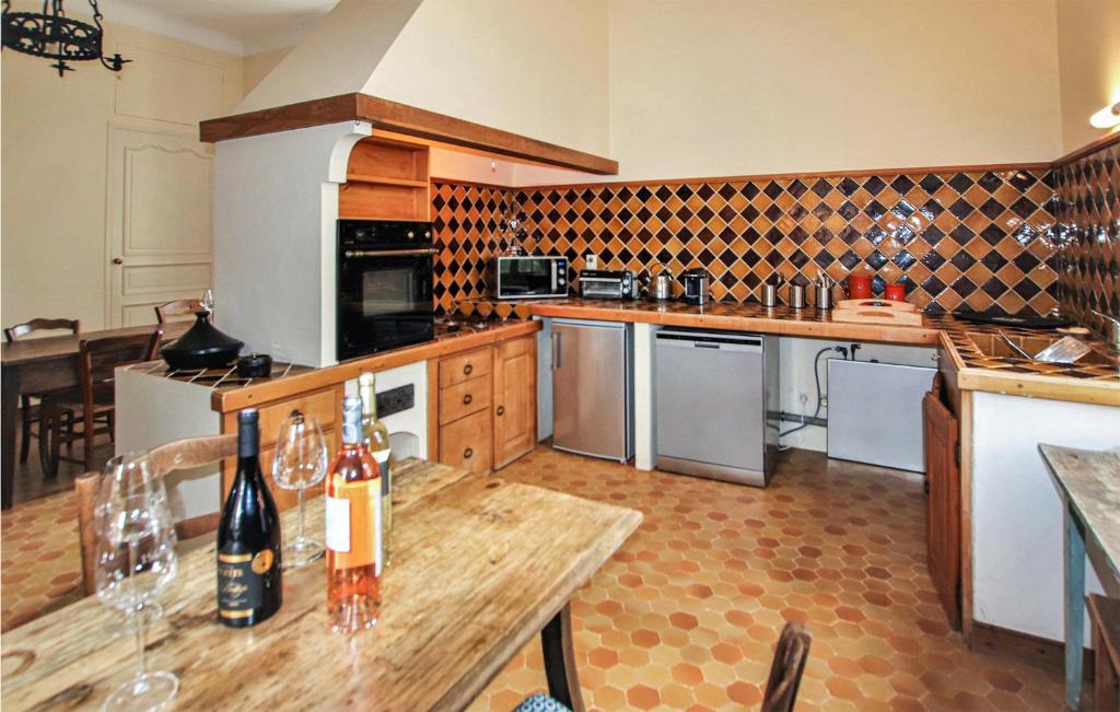 Nice Home In Apt With 7 Bedrooms, Wifi And Private Swimming Pool photo 4
