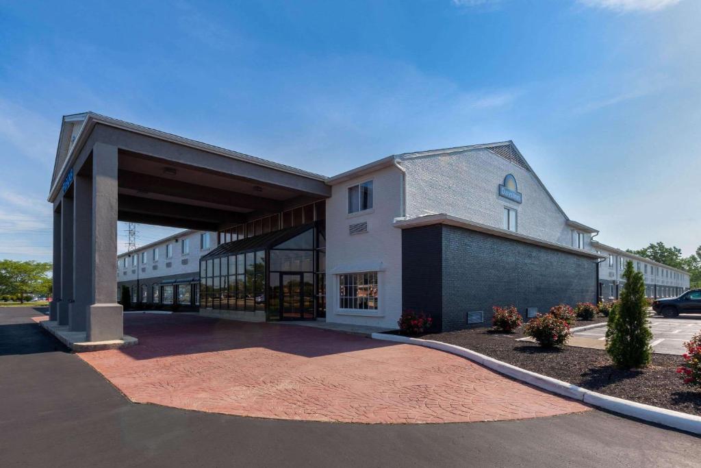 Days Inn by Wyndham Sandusky Cedar Point photo 2