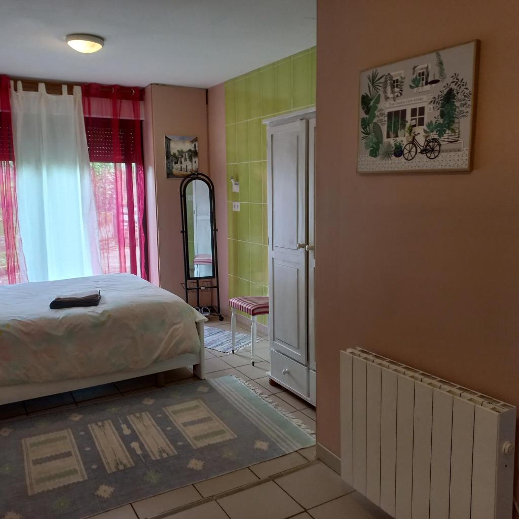 Chambre spatieuse avec grand lit. photo 3