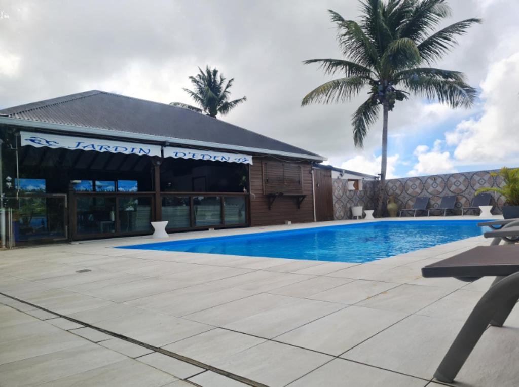 Bungalow de 2 chambres avec piscine partagee jacuzzi et jardin clos a Le Moule photo 1