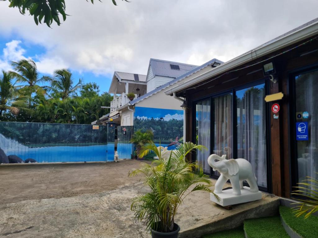 Bungalow de 2 chambres avec piscine partagee jacuzzi et jardin clos a Le Moule photo 2