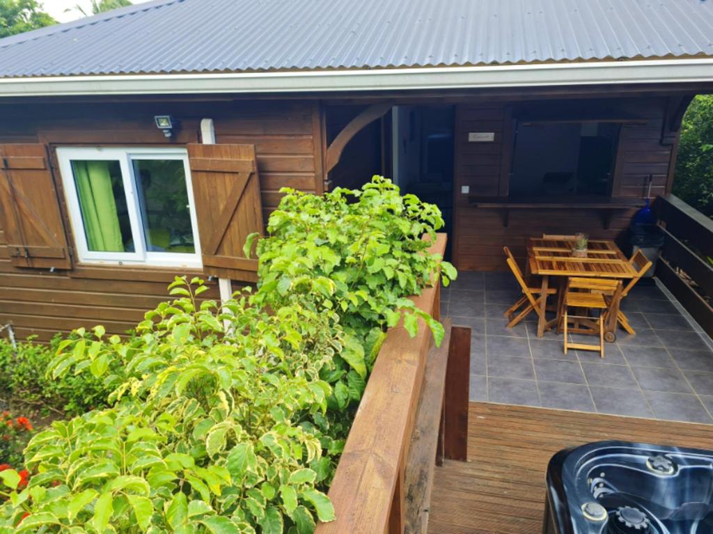 Bungalow de 2 chambres avec piscine partagee jacuzzi et jardin clos a Le Moule photo 4