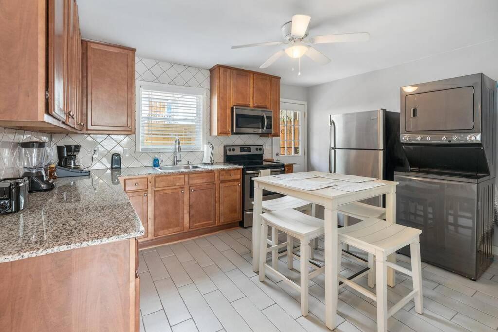 Lake Life A - 2 Bdrm Sleeps 4 - 5 Min Walk to Beach & Downtown Acworth - 10 Min to Lake Point Sports Complex