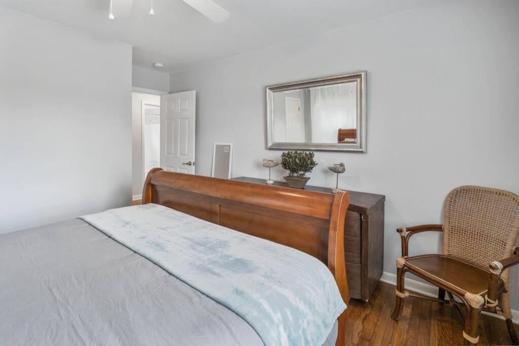 Lake Life A - 2 Bdrm Sleeps 4 - 5 Min Walk to Beach & Downtown Acworth - 10 Min to Lake Point Sports Complex photo 3