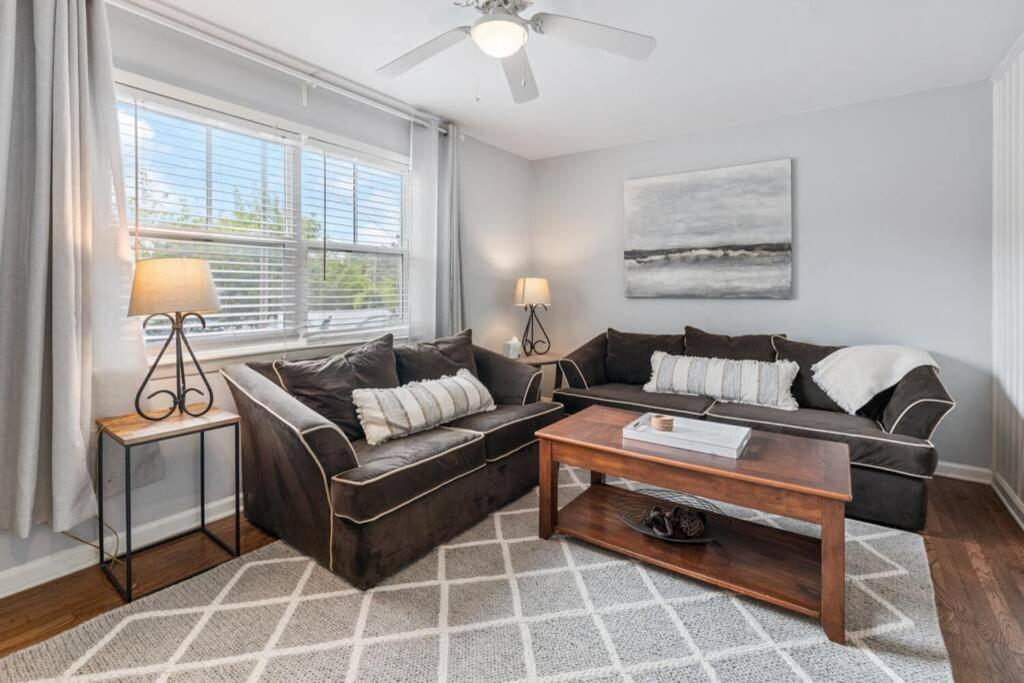 Lake Life A - 2 Bdrm Sleeps 4 - 5 Min Walk to Beach & Downtown Acworth - 10 Min to Lake Point Sports Complex photo 4