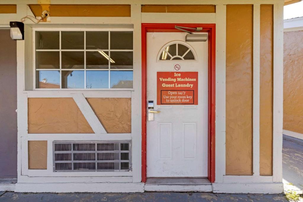 Econo Lodge image