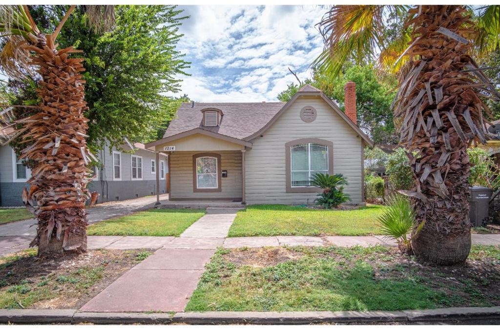 Florida St Nice Remodeled 3BR/2BA Near Downtown image
